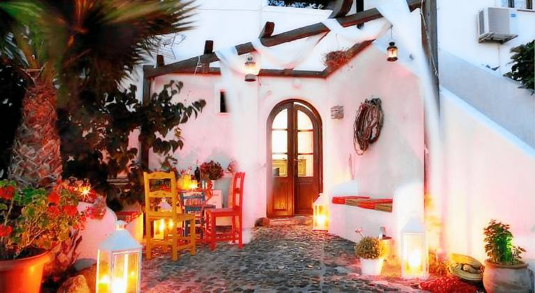 Holiday apartment with patio, pool & yard | Beach nearby | Pet-friendly — photo 3