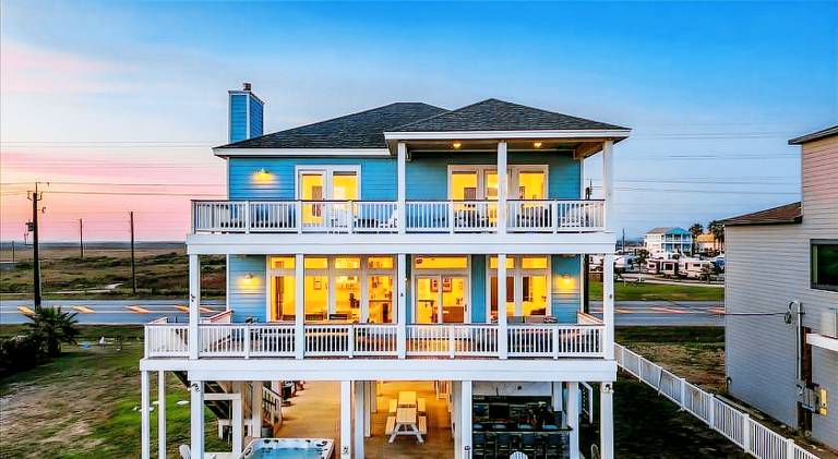 Beachfront Home, Hot Tub and Private Walkover — photo 4