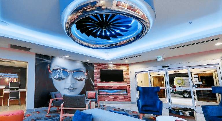 La Quinta Inn & Suites by Wyndham Dallas Love Field — photo 3