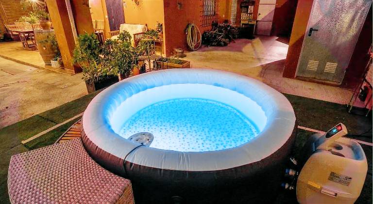 Vacation home with jacuzzi — photo 5