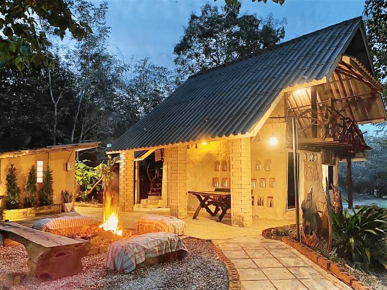 Vacation home with yard | Suitable for remote work | Dogs allowed in Khlong Yai