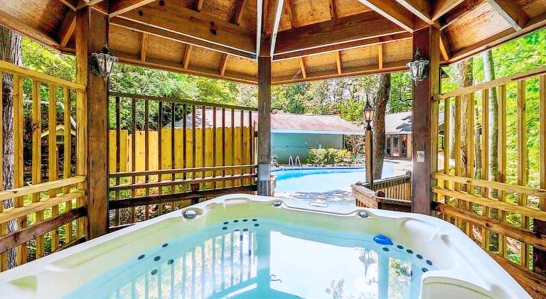Vacation home with jacuzzi & pool — photo 5