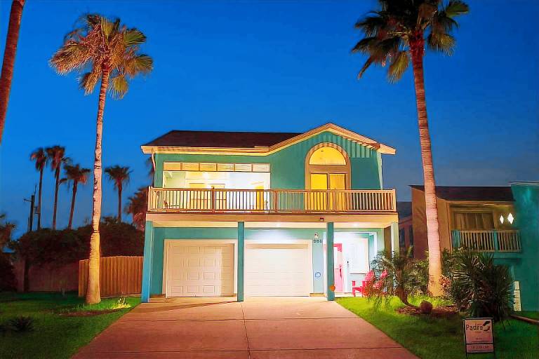 " Upscale & Spacious Home " Renovated " Pool " — photo 2