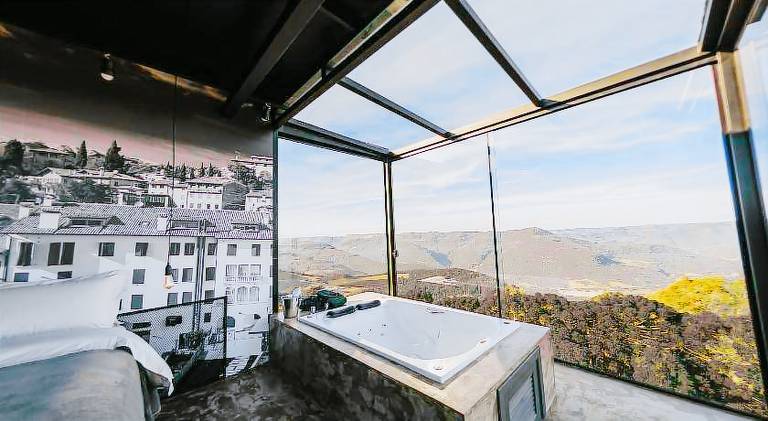Lovely lodge with garden, jacuzzi & private pool | Suitable for remote work | Pet-friendly — photo 4