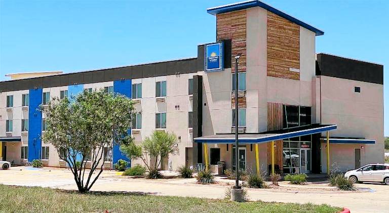 Days Inn & Suites by Wyndham Colorado City/I-20 — photo 2