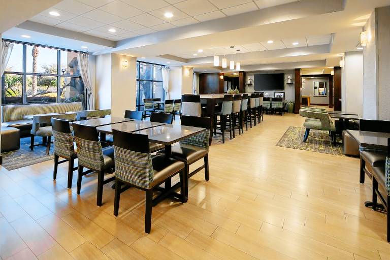 Hampton Inn Visalia — photo 2