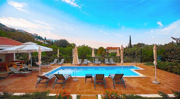 Children-friendly nice apartment with patio, garden & BBQ | Beach nearby | Good for workation | Dogs allowed in Zupa dubrovacka