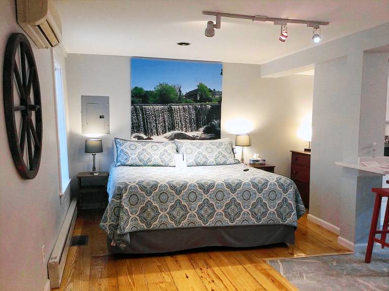 Bed and breakfast  Charlestown