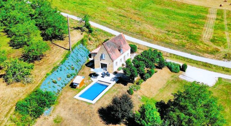 Vacation home with pool in Beze