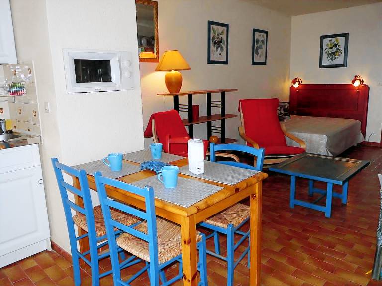 Sunny studio cabin near beach with private parking — photo 5
