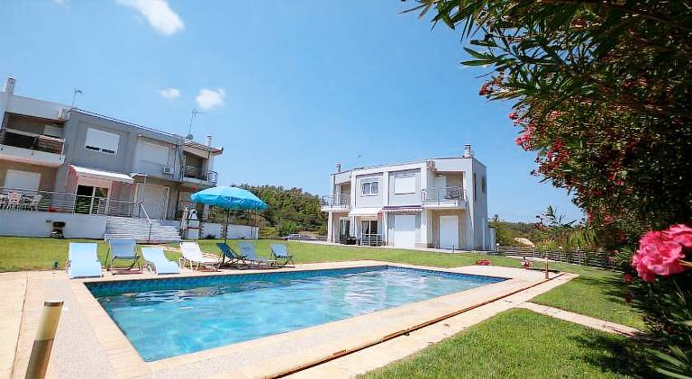 Villa with yard, terrace & pool — photo 3