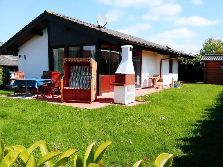 Fully equipped vacation home with patio, yard & BBQ | Pets are welcome — photo 2