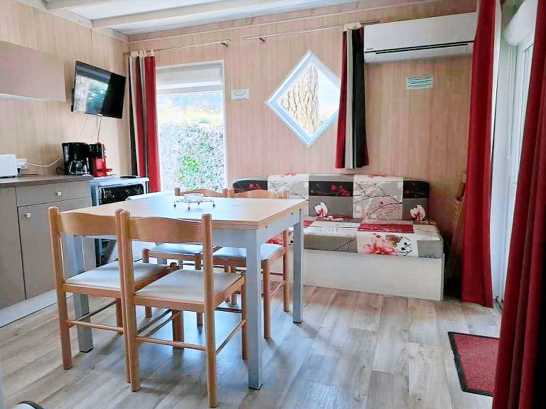 Child-friendly chalet with hot tub, heated pool & sauna | Pets are welcome — photo 5