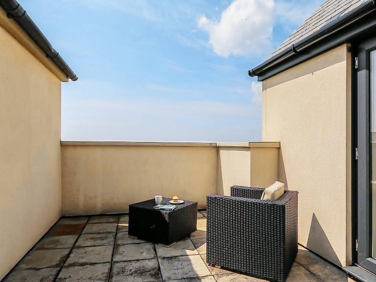 Cottage with terrace & yard | Beach view — photo 2
