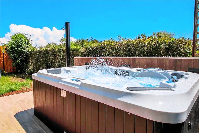 Fully equipped house with garden, terrace & hot tub | Perfect for remote work | Pets allowed — photo 4