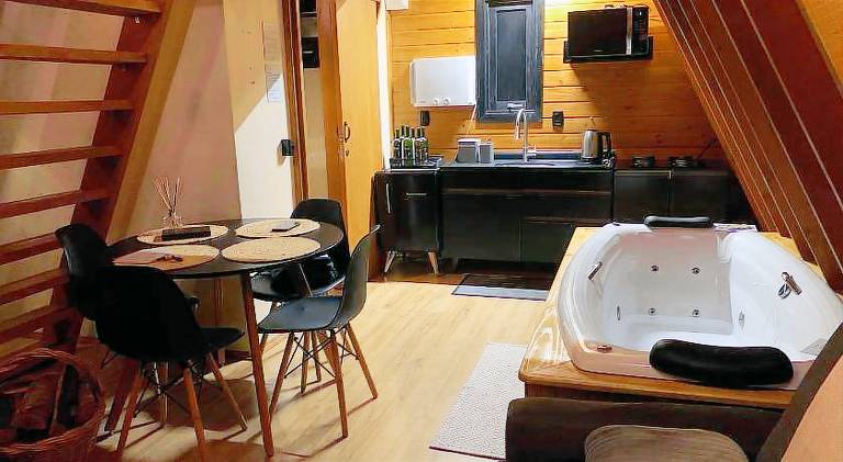 Lodge with jacuzzi, yard & grill — photo 2