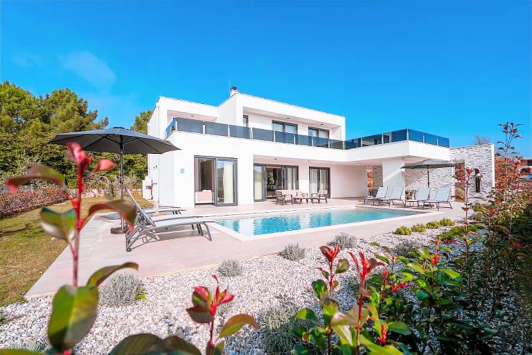 Villa with BBQ, patio & pool | Dogs allowed — photo 4