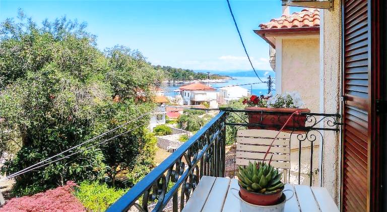 Apartment with patio & yard in Paxos