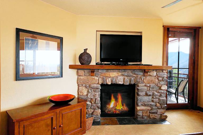 Condo with hot tub, fast internet & heated pool | Mountain view — photo 5