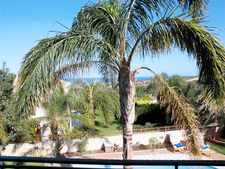 Vacation home with private pool, patio & grill — photo 4
