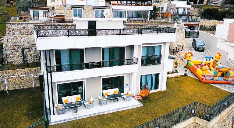 Pleasant villa with grill, patio & hot tub | Pets are welcome — photo 4