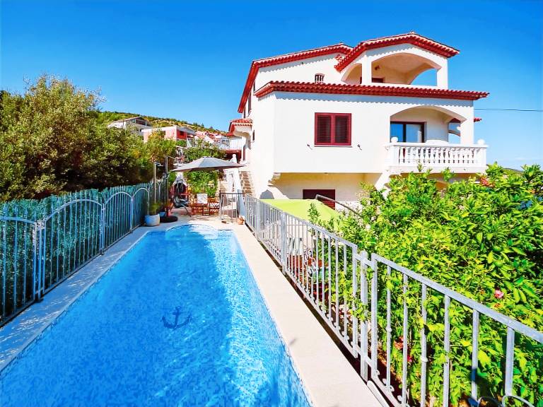 Holiday apartment with terrace, private pool & barbeque — photo 4