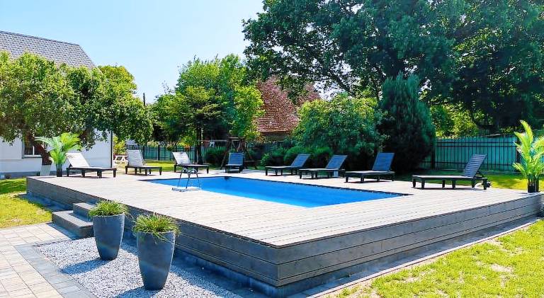 Holiday apartment with yard, barbeque & terrace — photo 3