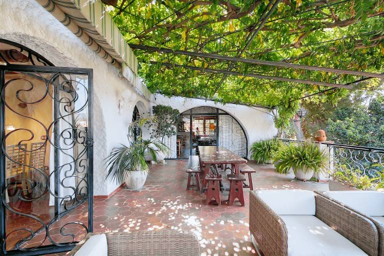 Family-oriented villa with fast internet, BBQ & terrace | City view | Good for workation | Pets allowed — photo 4
