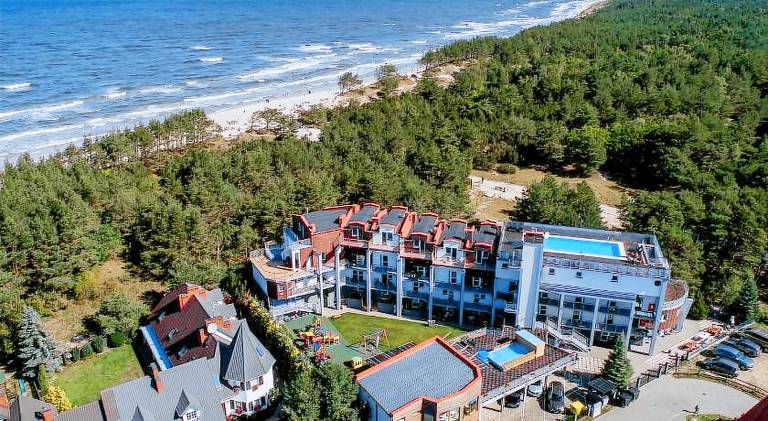 Rental apartment with pool, terrace & yard in Ustka