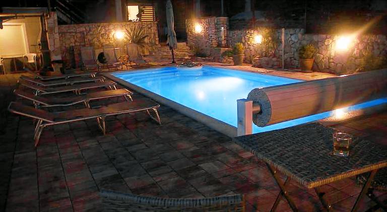 Charming serviced apartment with pool, yard & patio | Beach nearby | Pets are welcome in Vodice