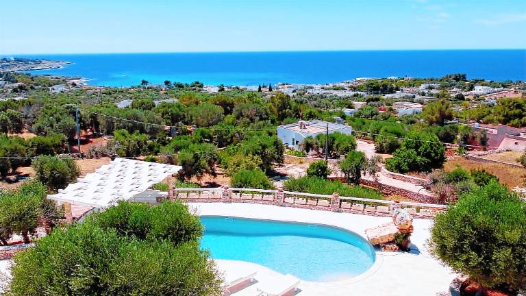 Villa with BBQ, hot tub & garden | Beach view — photo 2