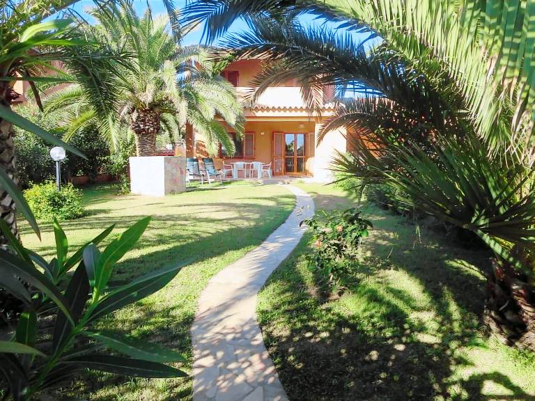 Charming vacation home with BBQ & yard | Next to the beach | Pets are welcome — photo 2