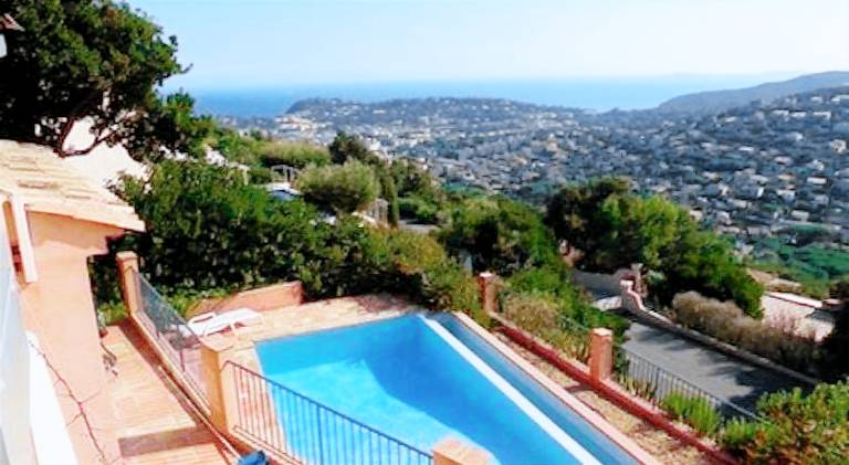 Fully equipped vacation home with yard, private pool & grill | Dogs allowed — photo 3