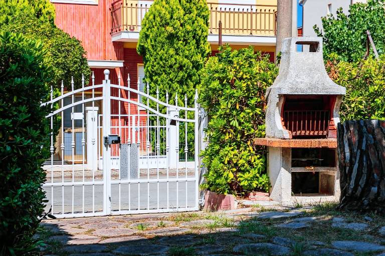 Family-friendly wonderful vacation home with barbeque & yard | Close to the beach | Pets allowed — photo 4