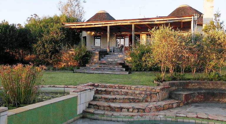 Chalet with terrace, pool & garden | Pet-friendly in Knysna
