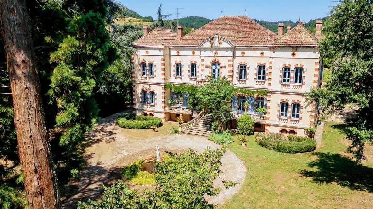 Family-friendly nice castle with patio, garden & private pool | Pet-friendly — photo 3