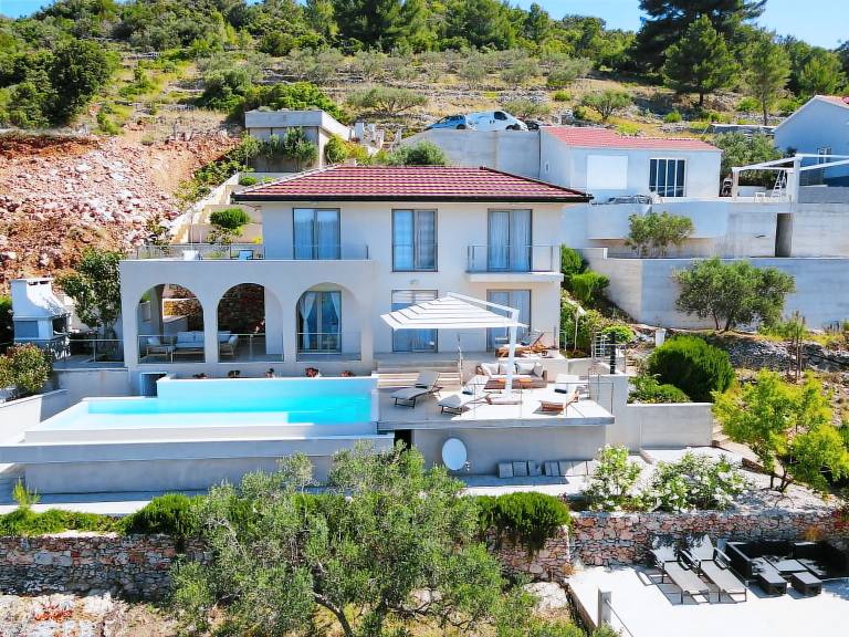 Ample vacation home with private pool, yard & grill | Nature view | Pets are welcome — photo 3