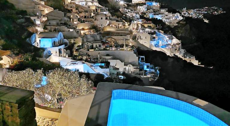 Villa with garden, terrace & hot tub in Santorini