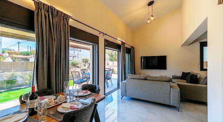 Villa with patio, barbecue & yard | Beach nearby | Pets allowed — photo 2