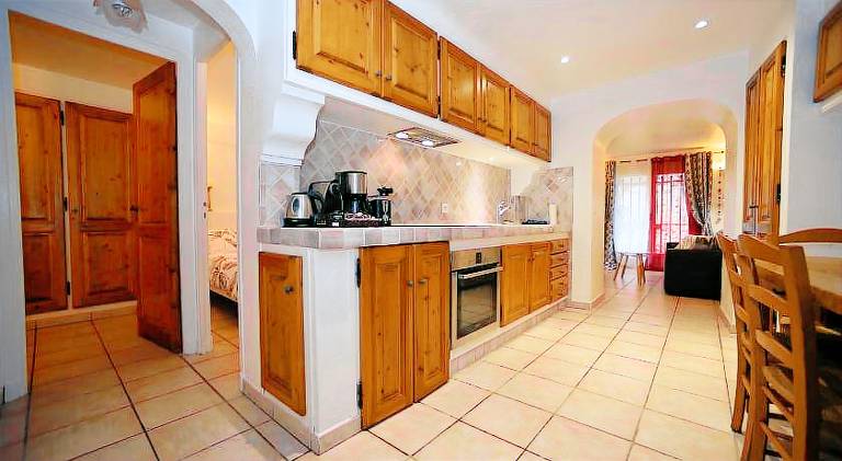Fully equipped rental apartment with patio | Pet-friendly — photo 3