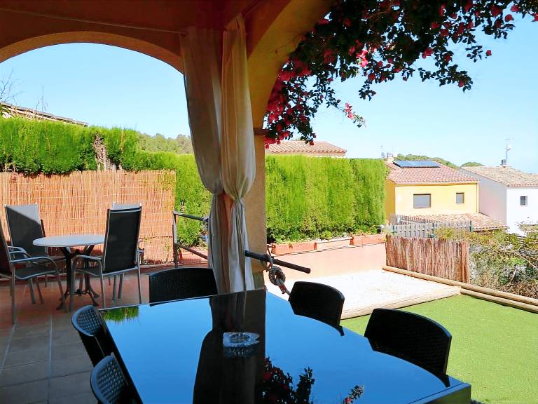 Vacation home with pool & garden — photo 4