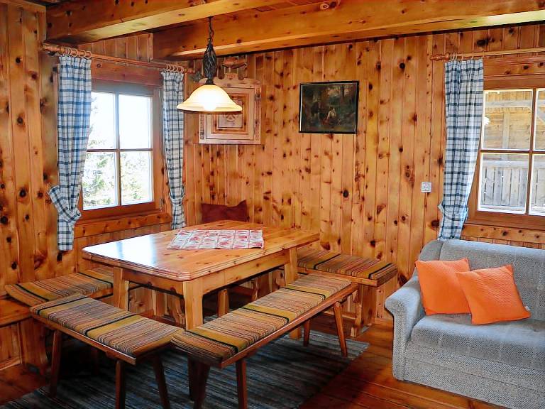 Vacation home with BBQ & yard — photo 4