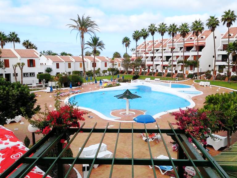Child-friendly rental apartment with terrace, heated pool & grill | Mountain view | Next to the beach | Suitable for remote work | Dogs allowed — photo 2