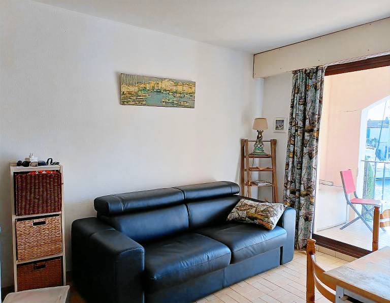 Holiday apartment with patio & yard | Water view — photo 3
