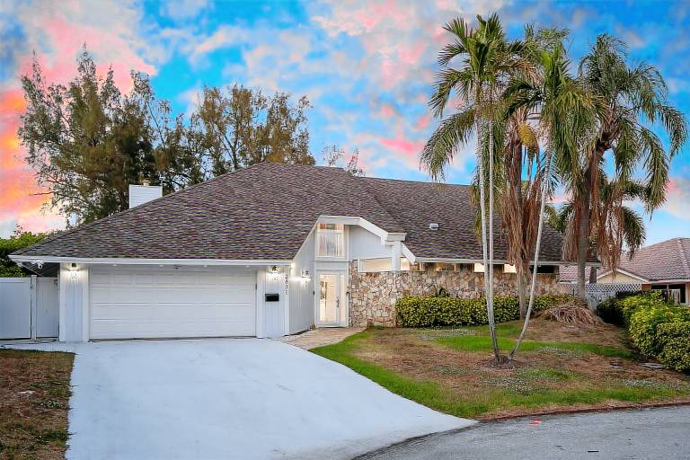Children-friendly beautiful villa with yard, pool & jacuzzi | River view | Dogs allowed — photo 3