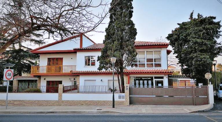 House with pool — photo 4