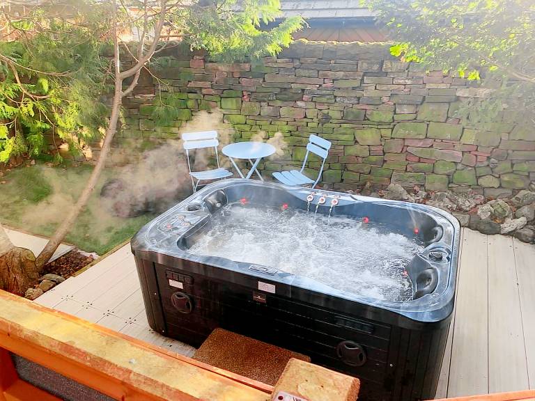 Cottage with yard & hot tub — photo 3