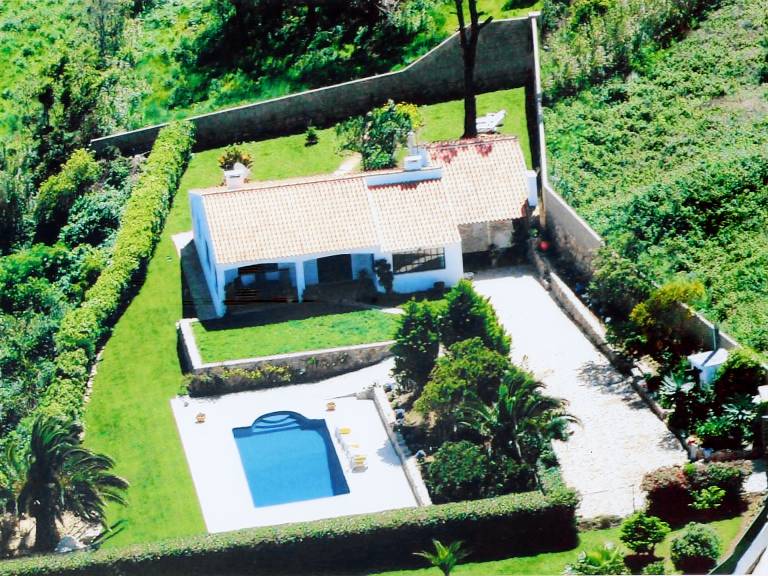 Vacation home with yard, terrace & barbeque — photo 2