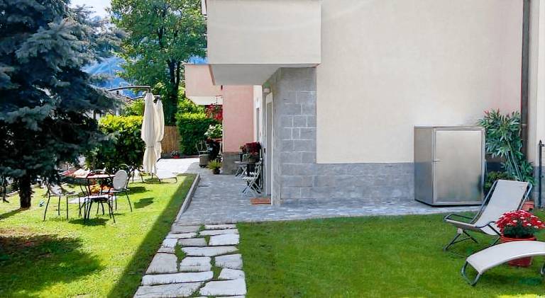 House with yard & patio — photo 5