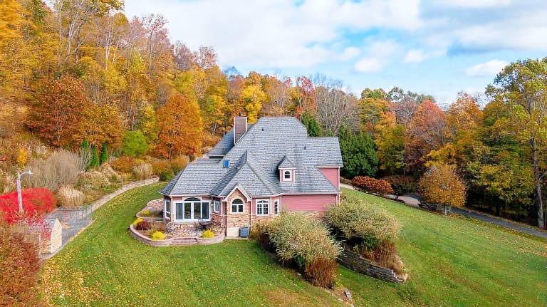 Mountain Gem - Huge Home 7 Minutes to Boone with Hot Tub, Pool Table & Views! in Boone, NC